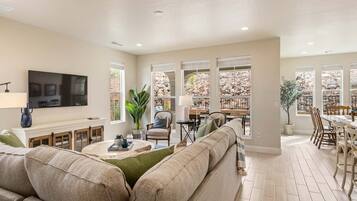 House, 5 Bedrooms | Living area | Smart TV