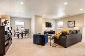 Casa, 5 habitaciones | Área de sala de estar | Smart TV 
