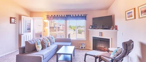 Smart-TV, Kamin, Bücher, Stereoanlage