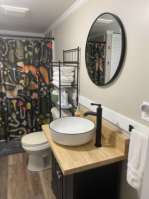 Dusche, Haartrockner, Handtücher, Seife