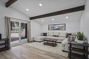 Televisión y chimenea 