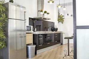 Kylskåp, mikrovågsugn, ugn och spishäll