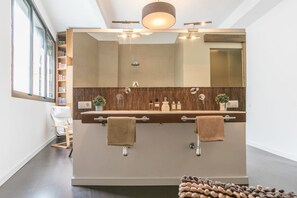 Shower, hair dryer, bidet, towels - Fantástico Apartamento de Grandes Dimensiones (Sevilla)