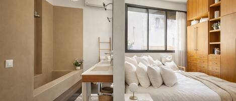 3 bedrooms, iron/ironing board, travel crib, free WiFi