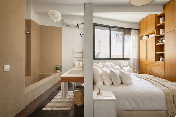 3 bedrooms, iron/ironing board, travel cot, free WiFi