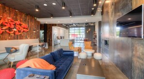 TV, offices - CozySuites Modern 1BR, Lawrenceville (Pittsburgh)