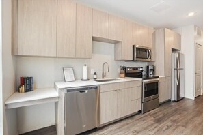 Fridge, microwave, oven, stovetop - CozySuites Modern 1BR, Lawrenceville (Pittsburgh)