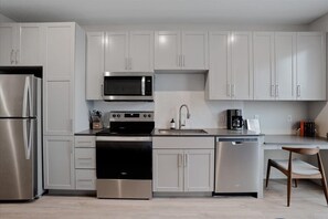 Refrigerador, microondas, horno y parrilla de estufa 