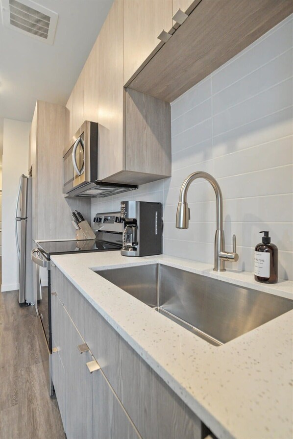 Réfrigérateur, four à micro-ondes, un four, surface de cuisson