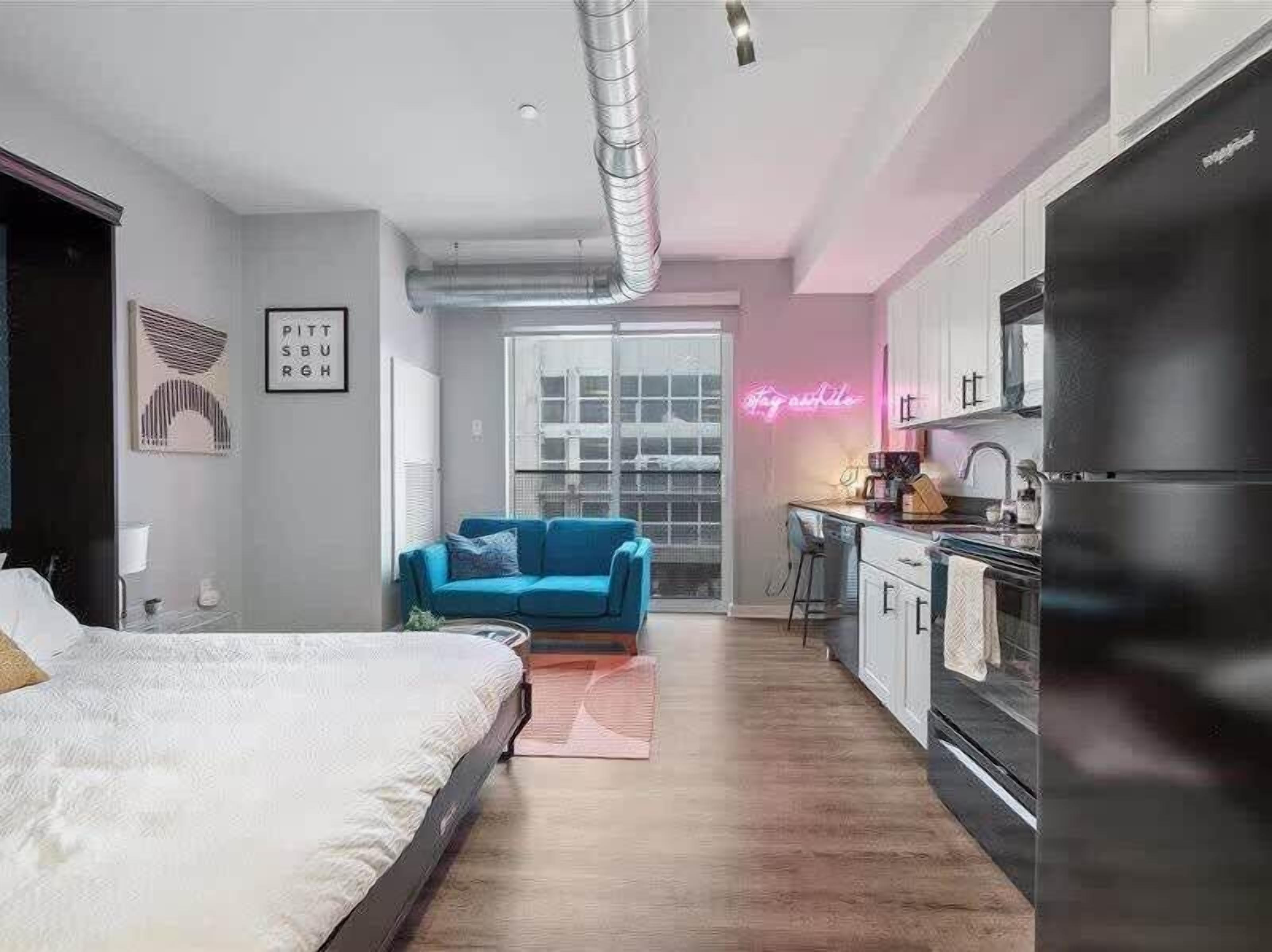 Silitysrauta/-lauta, Wi-Fi, vuodevaatteet