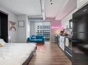 Silitysrauta/-lauta, Wi-Fi, vuodevaatteet