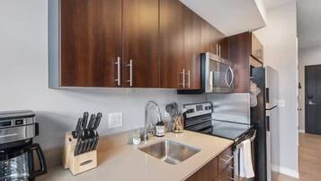 Een koelkast, een microgolfoven, een oven, een kookplaat