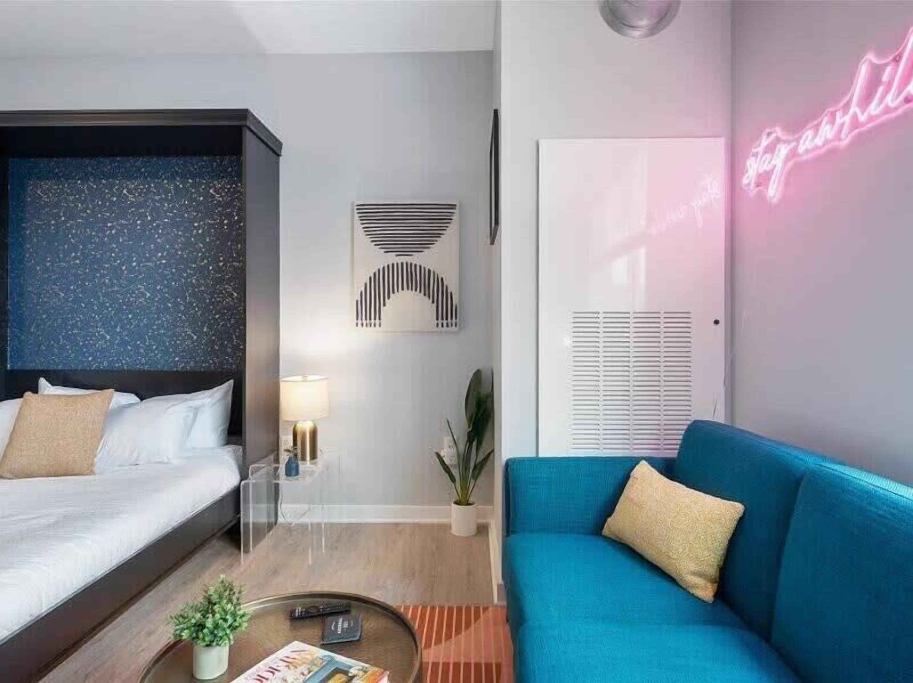 Tabla de planchar con plancha, wifi y ropa de cama 