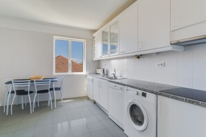 City Apartment | Private kitchen | Fridge, microwave, oven, stovetop - Bela São Tiago I (Funchal)