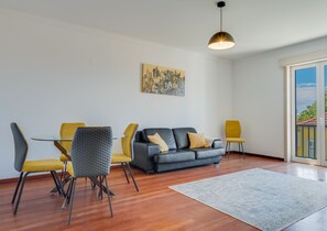 City appartement | Woonruimte | Een 42-inch flatscreentelevisie met kabelzenders en een televisie