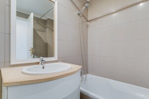 Kaupunkihuoneisto | Kylpyhuone | Kylpyamme, hiustenkuivaaja, bidee, pyyhkeet