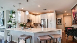 Condo, 2 habitaciones | Cocina privada | Refrigerador, horno, cafetera y tetera y tostadora