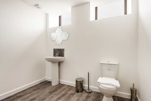 Shower, hair dryer, towels, shampoo - Contemporary 1BR Apartment – Central Retford (Retford)