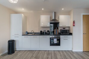 Fridge, microwave, oven, stovetop - Bright 1 Bed Manchester Flat - Sleeps 3 (Salford)