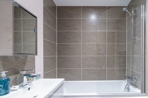 Bathtub, hair dryer, towels - Bright 1 Bed Manchester Flat - Sleeps 3 (Salford)