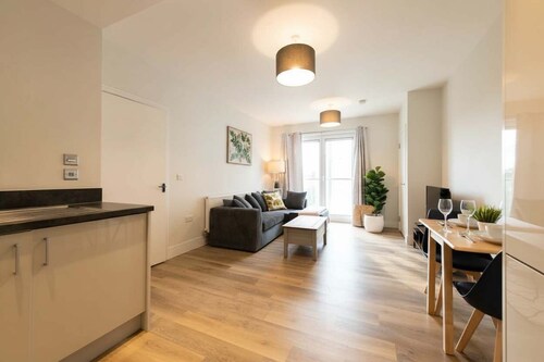 Spacious & Bright 1 Bed Apartment in Crawley