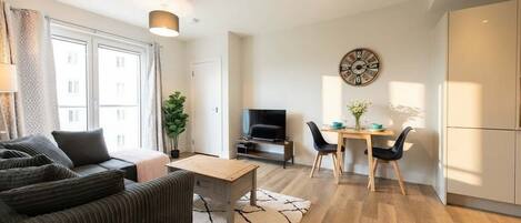 Una televisión, una oficina