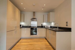 Fridge, microwave, oven, stovetop - Fantastic 1 Bed Apartment in Crawley (West Green Drive)