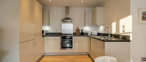 Een koelkast, een microgolfoven, een oven, een kookplaat