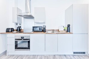 冷蔵庫、電子レンジ、オーブン、コンロ