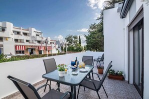 Outdoor dining - Apartament Patrick House  by Sunnyway (Albufeira,)