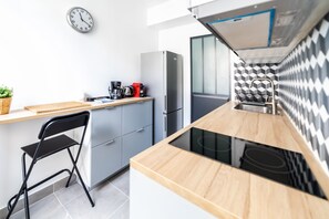 High chair, dining tables - Charmant Studio Rénové à 2min du Métro Saint Mandé (Vincennes)