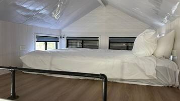 1 bedroom, desk, WiFi, bed sheets