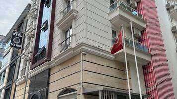 Vista frontal de la propiedad