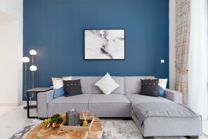 Design appartement | Woonruimte | Een 58-inch smart-tv met kabelzenders, televisie en Netflix