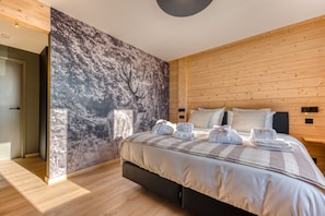 5 bedrooms, in-room safe, desk, soundproofing