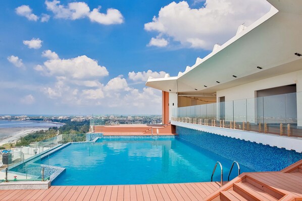 Outdoor pool - Tanston Hotel (Dar es Salaam)