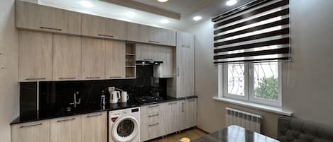 Kühlschrank, Mikrowelle, Herdplatte, Wasserkocher mit Kaffee-/Teezubehör