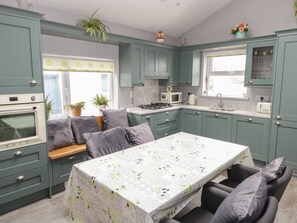 Dishwasher, cookware/dishes/utensils - Tí Coilín Mhac (Maumeen)