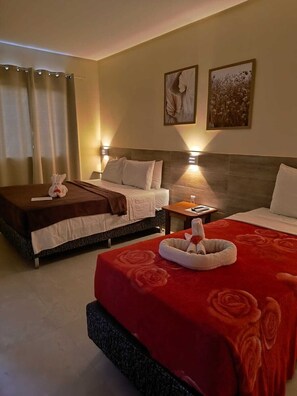 A hotel room with two beds, a red carpet, a small table, and two wall-mounted lamps. - Pousada Donna Maraka (Ipojuca)