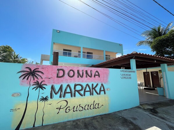 A building with a mural on the wall that reads "DONNA MARAKA Pousada." - Pousada Donna Maraka (Ipojuca)