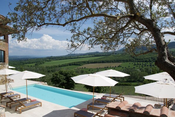 An infinity pool - Casa M Honeymoon Suite (Chianciano Terme)