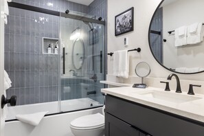 Séchoir à cheveux, serviettes fournies