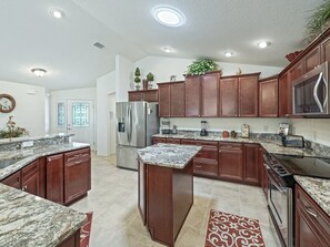 Jääkaappi, mikroaaltouuni, uuni, liesi