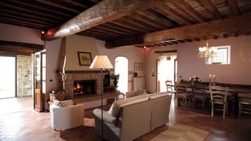 Villa | Area soggiorno | TV a schermo piatto, caminetto