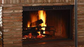 Villa | Area soggiorno | TV a schermo piatto, caminetto