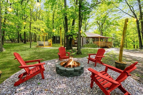 Modernized Log Cabin w Hot Tub, Fire Pit & Views!