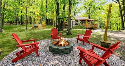 Modernized Log Cabin w Hot Tub, Fire Pit & Views!