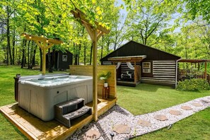 Outdoor spa tub - Modernized Log Cabin w Hot Tub, Fire Pit & Views! (Berkeley Springs)