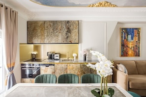 Geladeira, micro-ondas, fogão, cooktop