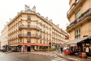 A street corner with a cafe named 'MAMACITA' and a restaurant named 'BISTRO DE LA BANQUE' with outdoor seating. - Merveil - Luxury Suite - Opera - Rougemont I (Paris)